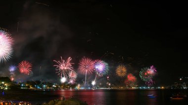 Festival yeni yıl 2019 havai fişek insanlar ile kutlamak yeni yıl gün patong şehir phuket Tayland.