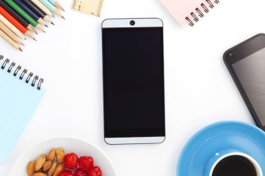 İş nesneleri smartphone, kağıt Not ve beyaz zemin üzerine kalem ile kahve Kupası.