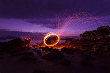 Swing yangın girdap çelik yün Işık Fotoğrafçılık refleks su güzel gündoğumu veya günbatımı zaman içinde uzun pozlama hızı hareket tarzı hafif taşla üzerinde.