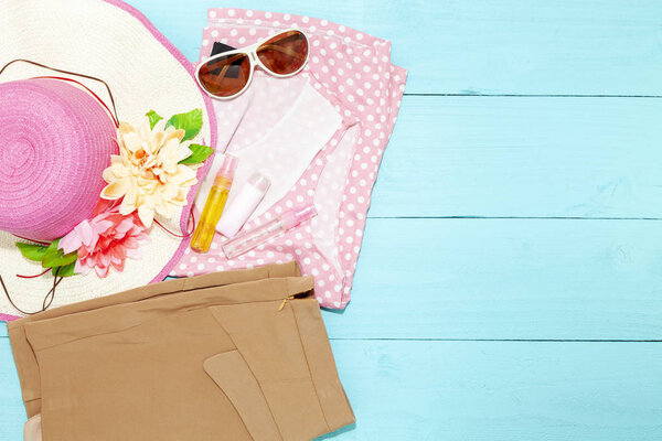 Одежда путешественника и аксессуары на деревянном фоне
.