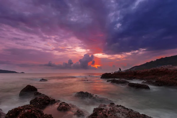 Lange Blootstelling Beeld Van Dramatische Hemel Zeegezicht Met Rock Zonsondergang — Stockfoto