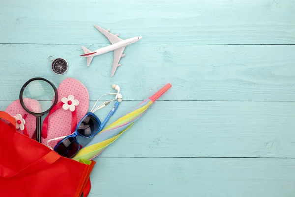 액세서리 선글라스 비행기 이어폰 배경에 여행과 나침반 — 스톡 사진