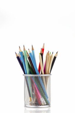 metal tencerede beyaz arka plan üzerinde izole kalem.