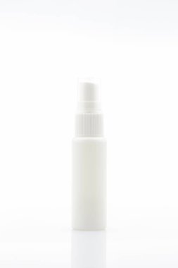 Beyaz arka planda izole edilmiş beyaz plastik şişe.