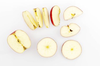 Elma dilim beyaz arka plan üzerinde izole kümesi.