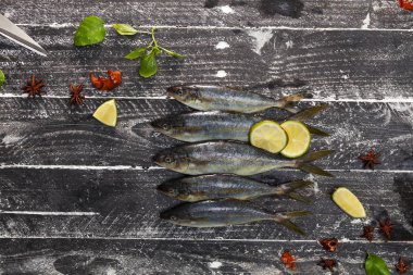 Siyah ahşap arka plan, arka plan yemek kavramı üzerine balık satır.