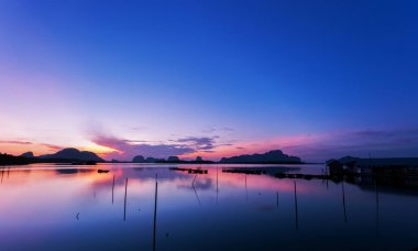 Güzel gündoğumu veya günbatımı tropikal deniz sahne doğaya Tayland