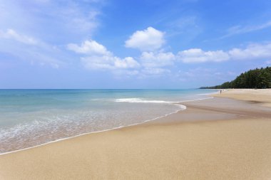 Güzel tropikal plaj andaman Denizi ve açık mavi gökyüzü arka plan, phuket Adası, yaz plaj kumlu kıyıda çökmesini dalga ile seyahat ve tur kavramı manzara.