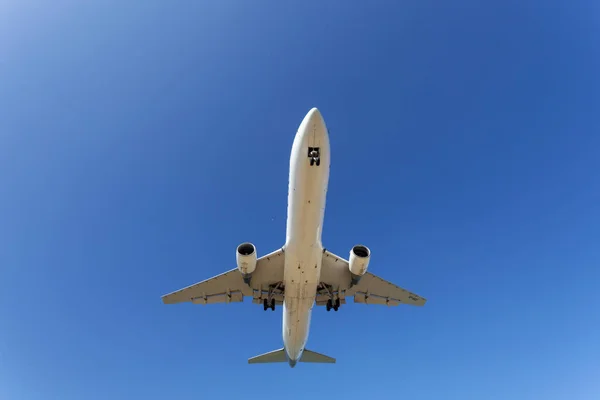 Avion Passagers Volant Dans Ciel Bleu — Photo