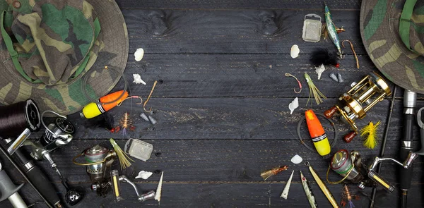 釣り竿 リール 黒い木製の背景に釣具 — ストック写真