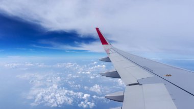 Kanat mavi gökyüzü ve bulutlar uçak, hava taşımacılığı seyahat ve av sezonu için arka plan seyahat için kullanılabilir 