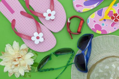Yaz arka plan, yaz nesneleri ve aksesuarları yeşil zemin üzerine dizi.