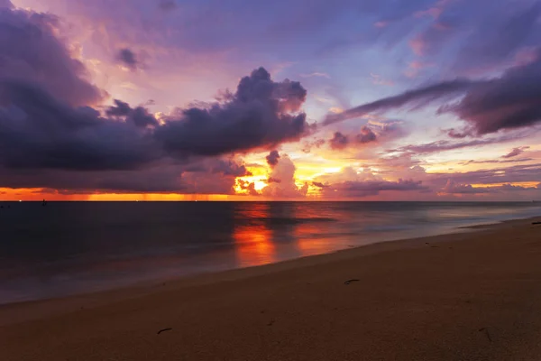 Beautiful Light Dramatic Sky Scenery Tropical Sea Reflexion Water Beautiful — стоковое фото