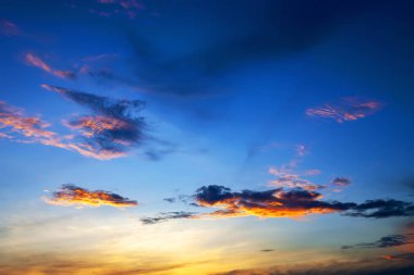 Dramatik bulutlar gökyüzü akşam kez güzel renk doğa arka planı için.