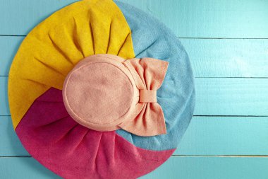 Güzel Bayan şapka sahilde ahşap arka plan kopya alanı metni.