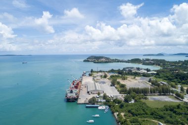 Havadan görünümü dron ulaşım tekne konteyner gemisi ihracat ve Lojistik, nakliye kargo Tayland almak.