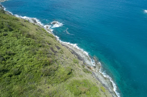 Hava dron kuşbakışı göz görünümü fotoğraf güzel ada tropikal deniz.