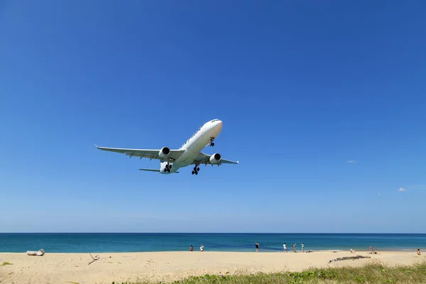 Commercial Airplane Landing Sea Clear Blue Sky Beautiful Scenery Nature — Stock Photo, Image