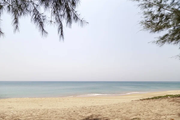 Tropicale Mare Spiaggia Sabbia Bianca Con Cornice Foglie — Foto Stock