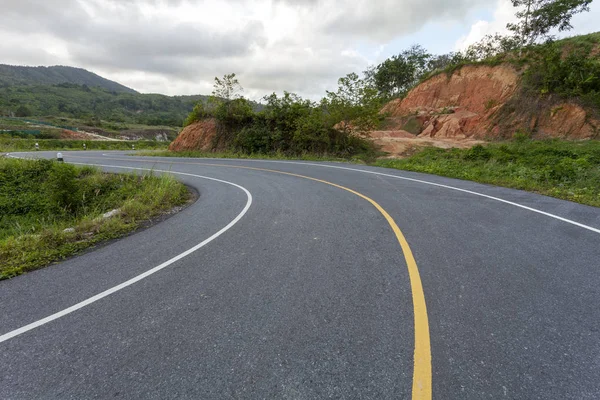 Curva Estrada Asfalto Montanha Dia Mau Tempo — Fotografia de Stock