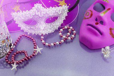 Bir festival, güzel beyaz mardi gras veya karnaval maskesi güzel renkli kağıt arka plan üzerinde.