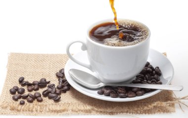 Beyaz kahve fincanı ve fasulye beyaz zemin üzerine dökerek kahve.