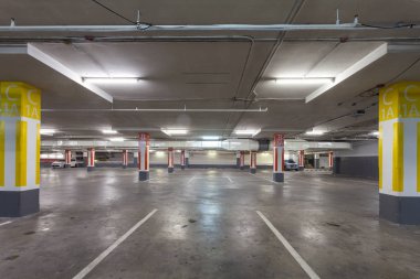 Otopark garaj iç, endüstriyel yapı, boş underground.