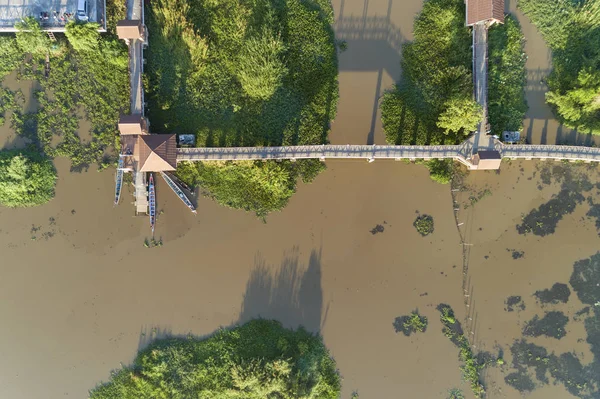 Luchtfoto Bovenaanzicht Drone Schot Voor Bridge Het Meer Met Longtail — Stockfoto
