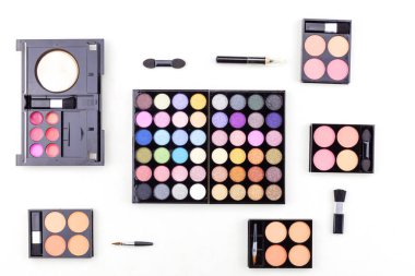 Çeşitli makyaj fırça, göz farı ve kozmetik beyaz arka plan üzerinde düz yatıyordu fotoğraf.