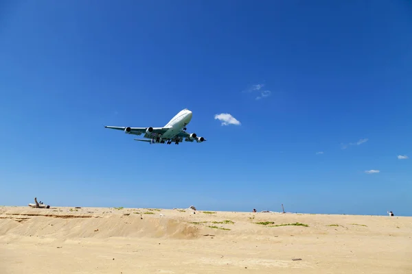 Commercial Airplane Landing Sea Clear Blue Sky Beautiful Scenery Nature — Stock Photo, Image