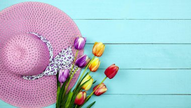 Bahar çiçek Lale Wood, düz için anneler günü, Sevgililer günü, resmi tatil tebrik kartı için yatıyordu çok renkli bir kadının gün ve kopya alanı uzay metniniz için. 