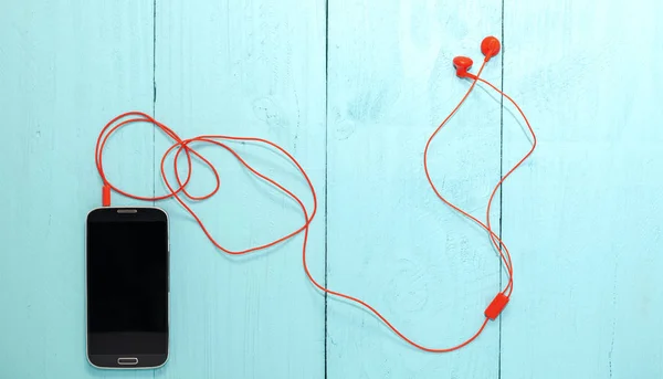 Smartphone Avec Écouteur Rouge Sur Fond Bois Bleu — Photo