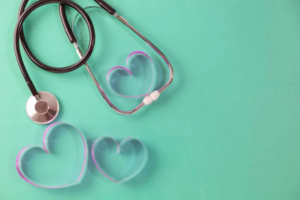 Antecedentes del Día Mundial de la Salud, Estetoscopio y corazón de cinta rosa — Foto de Stock