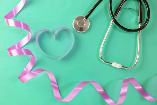 Antecedentes del Día Mundial de la Salud, Estetoscopio y corazón de cinta rosa — Foto de Stock