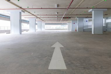 Garaj iç Endüstriyel Bina otopark içinde ok işareti