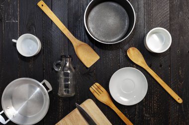 Siyah ahşap zemin üzerine mutfak seti