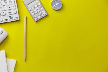 İş nesneleri sarı arka plan, iş yön concep üzerinde