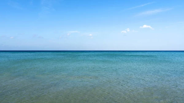 Prachtige tropische zee met helder blauwe hemelachtergrond — Stockfoto