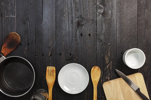 Set di utensili da cucina sullo sfondo in legno nero — Foto Stock