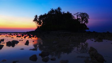 Güzel ışık gün batımı veya deniz üzerinde gündoğumu ile küçük ada