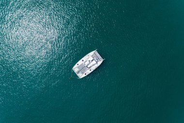 Üstten görünüm hava uçak atış Yelkenli tekne tropikal deniz