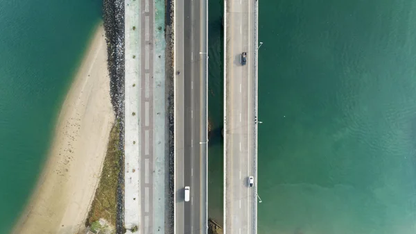 Vue aérienne du dessus plan de drone du pont avec des voitures sur la route du pont — Photo