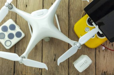 Drone ekipman ile uzaktan kumanda üzerindeki tahta arka plan düz yatıyordu 