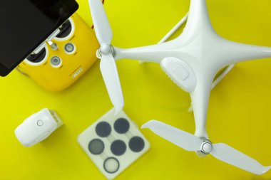 Drone ekipman sarı kağıt arka plan üzerinde Uzaktan kumanda ile