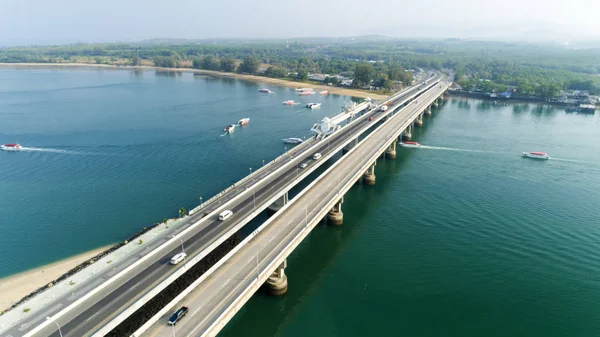 Luchtfoto uitzicht Drone schot van sarasin brug Phuket thailand — Stockfoto