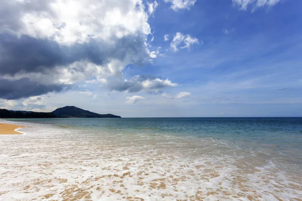 Playa tropical de arena con fondo azul océano y cielo azul — Foto de Stock