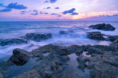 Dramatik gökyüzü ve kaya ile dalga deniz manzarası uzun pozlama görüntüsü 