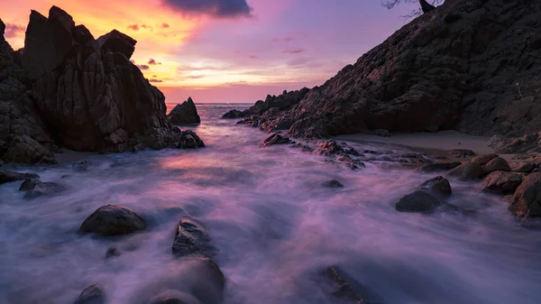 Imagem de exposição longa da paisagem marinha dramática do céu com rocha no por do sol — Fotografia de Stock