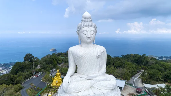 Vesak jour concept de fond de Big buddha sur la haute montagne — Photo