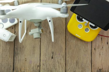 Drone ekipman eski ahşap arka plan üzerinde Uzaktan kumanda ile